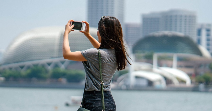 Femme prenant une photo panoramique avec mobile