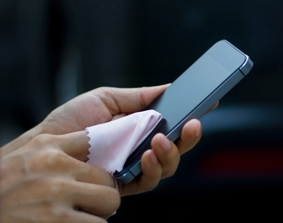 Contra el coronavirus también es muy importante mantener limpio nuestro smartphone