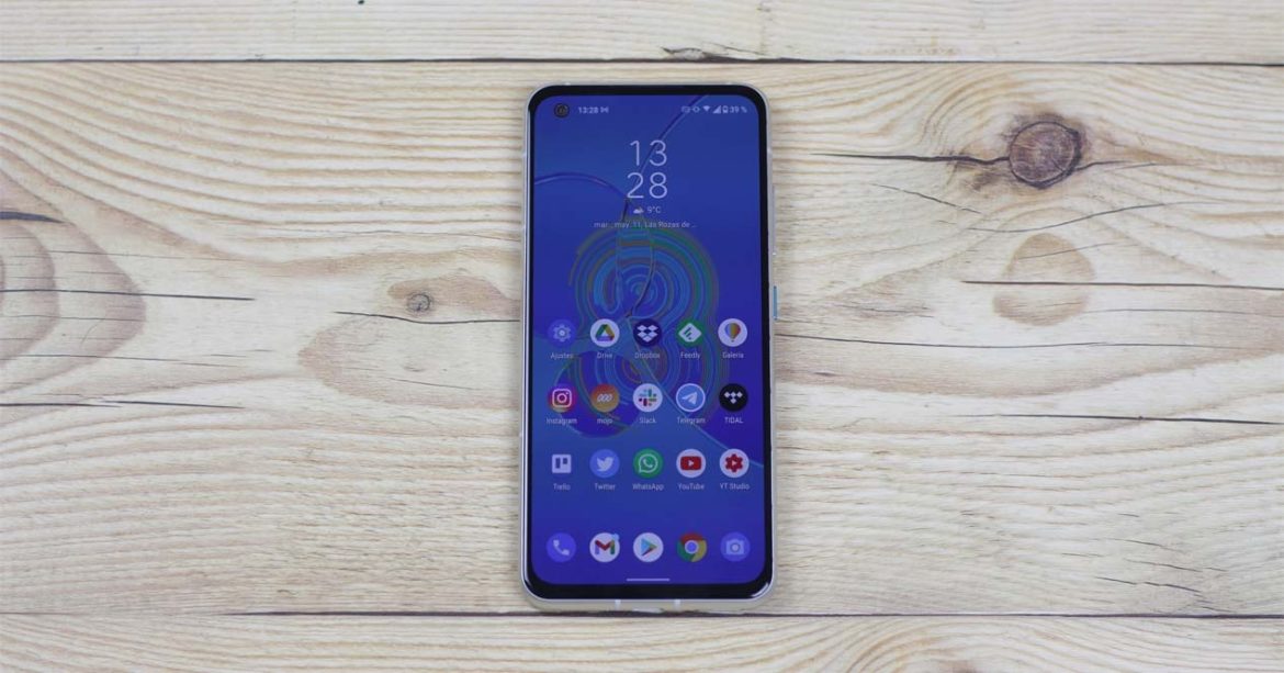 Teléfono ASUS Zenfone 8 en una mesa