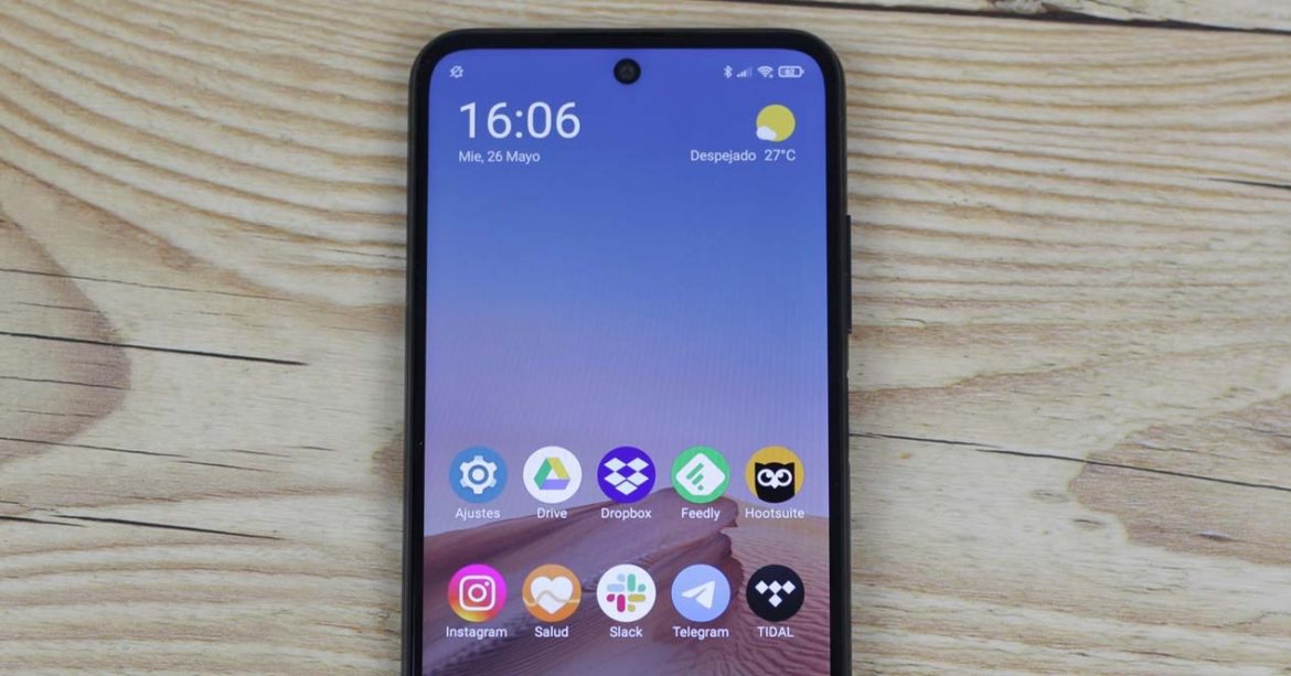 Teléfono POCO M3 Pro encima de una mesa