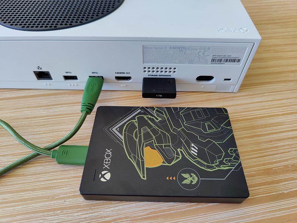 Disque SSD avec Halo Master Chief connecté à Xbox Series S