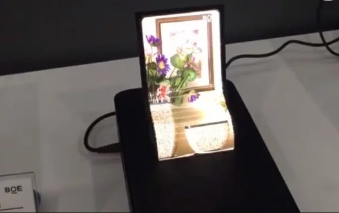 Photographie de l'un des modèles d'appareils OLED flexibles exposés par BOE Display.