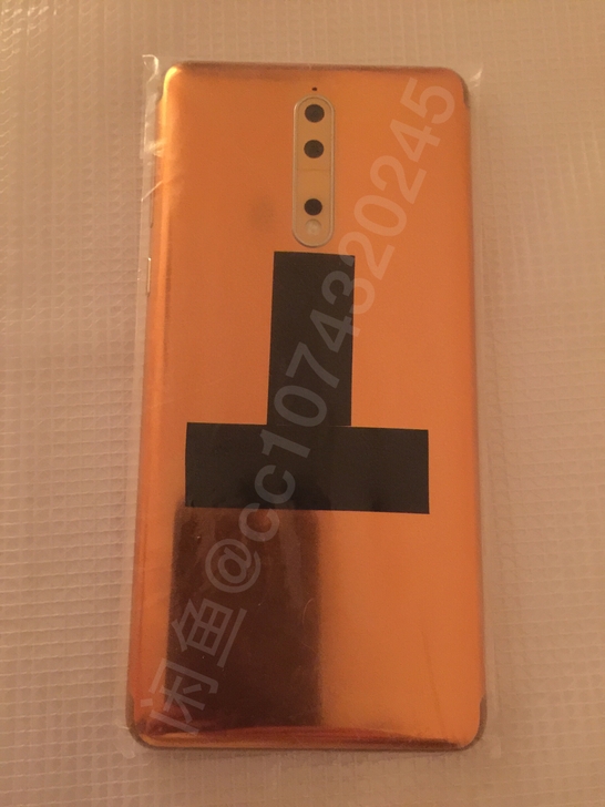 Photographie de l'arrière du prototype supposé du Nokia 8 couleur bronze. 