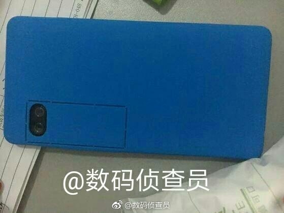 Photographie du prototype 8 du Meizu Pro 7 avec un boîtier de protection en plastique bleu. 