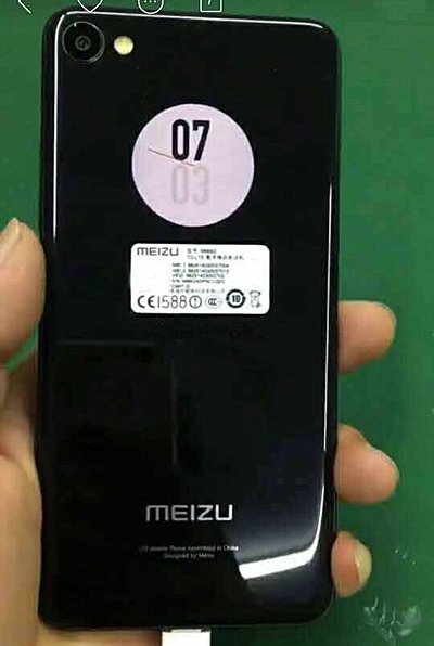 Photographie du Meizu X2 avec son deuxième affichage indiquant l'heure. 