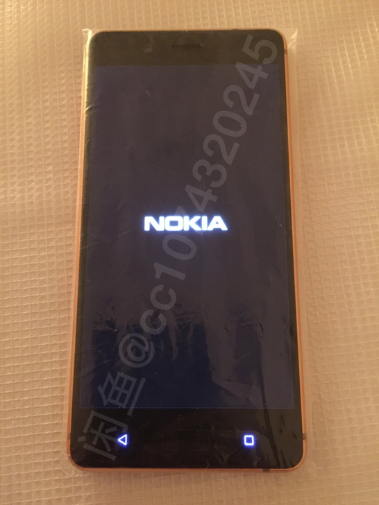 Photographie de la face avant du prototype supposé du Nokia 8 couleur bronze. 