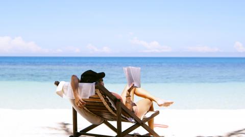 Femme relaxante sur une plage