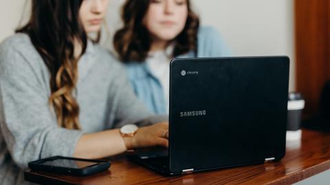 Deux femmes utilisant un ordinateur portable Samsung Chromebook