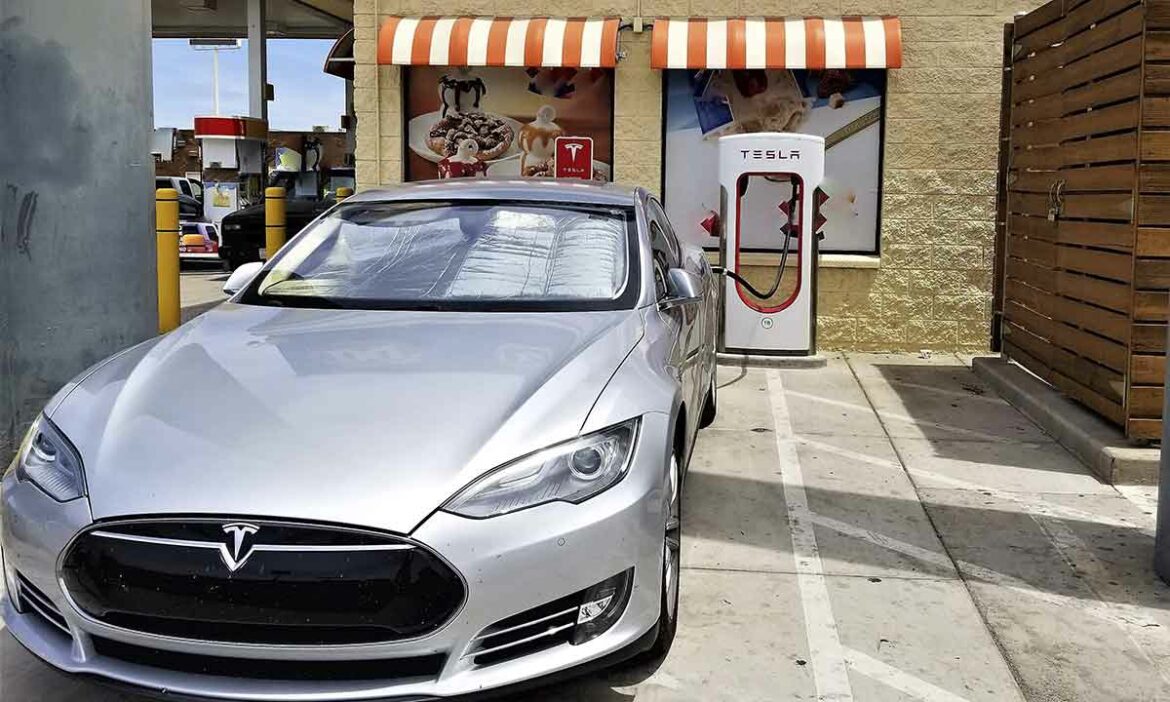 Tesla ouvre ses superchargeurs à l'électrique d'autres marques