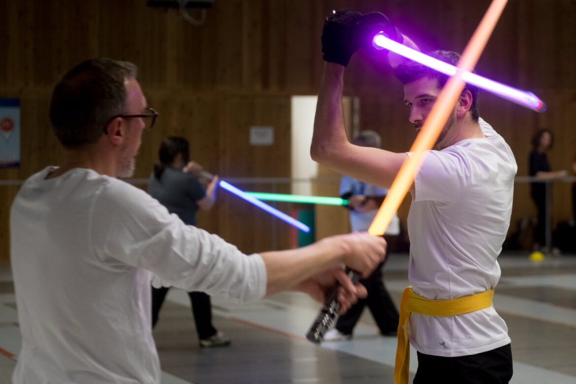 Comment tenir un sabre laser ?
