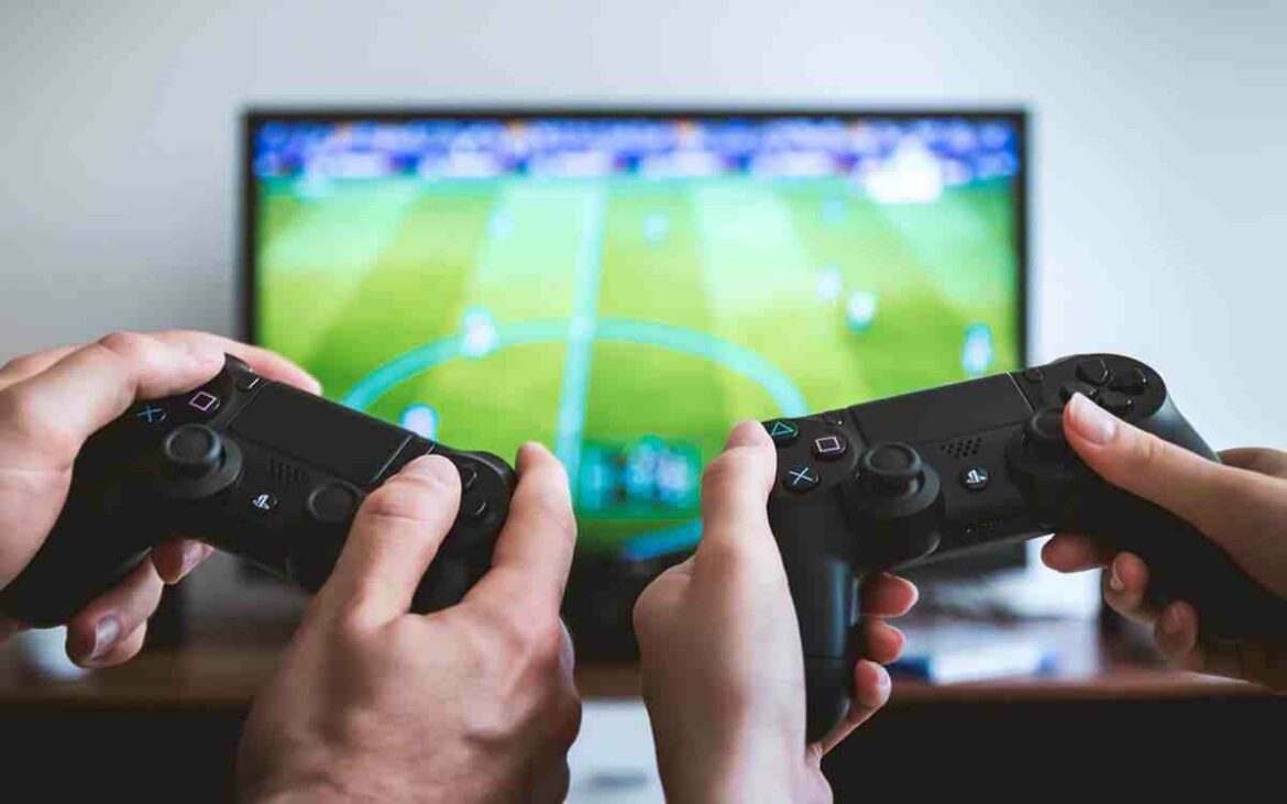 Quel est le premier mmorpg ?